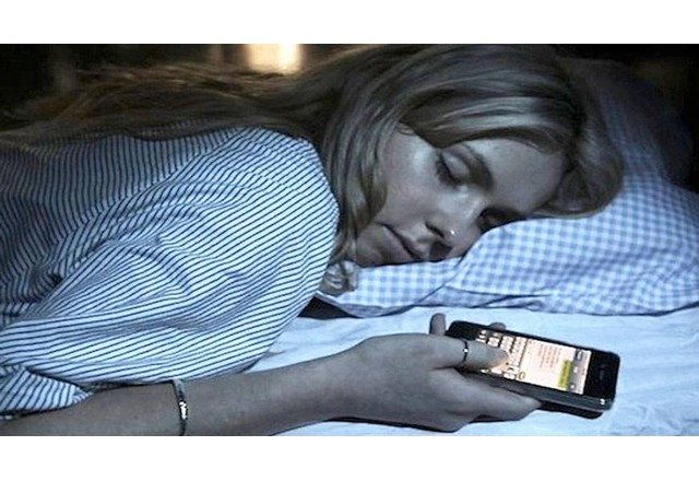#webviral સ્માર્ટફોન સાથે લઈને સૂવાથી તમને અંધાપો આવી શકે છે