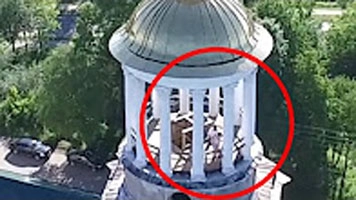 આ કપલ મૉનેસ્ટ્રીના ટાવર પર જ કરવા લાગ્યુ શરમજનક હરકત (જુઓ વીડિયો)