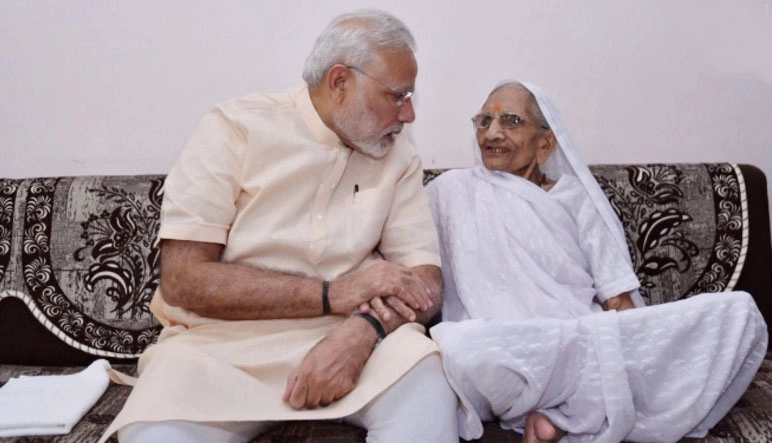 PM મોદીએ પગે પડીને માતાના આશીર્વાદ લીધા, જન્મદિવસે બનાવ્યો આ રેકોર્ડ