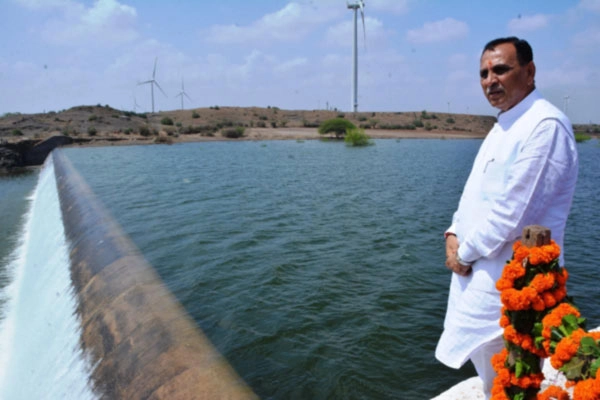 રૂ'પાણી' સરકારની નજર પાણી પર, ગુજરાતમાં મોંઘુ થશે નર્મદાનું પાણી