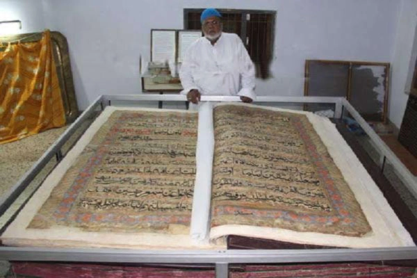 World Biggest Quran - ક્રિકેટર પઠાણબંધુઓના કાકા 75 ઇંચ લાંબા અને 41 ઇંચ પહોળા કુર્આનની સાચવણી કરે છે