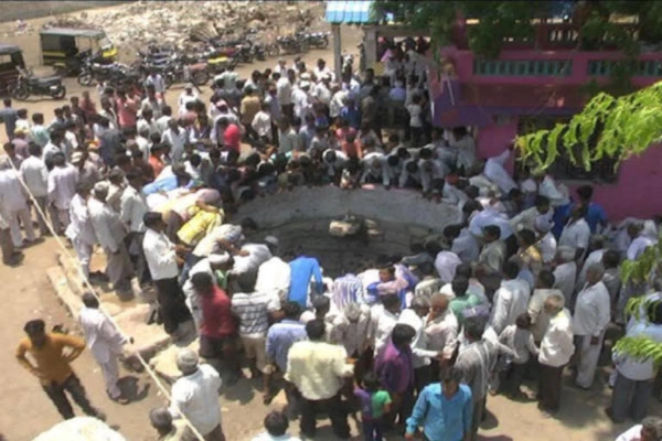 Jamnagar News - ભમ્મરિયા કૂવામાં રોટલો પધરાવી તેની દિશાના આધારે વર્ષ કેવું જશે તેનું અનુમાન થાય છે