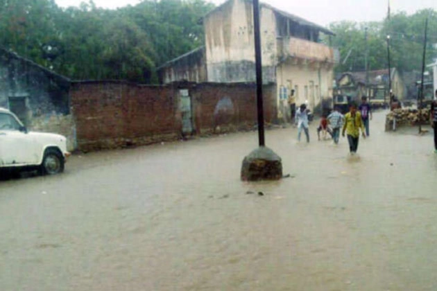 Rajkot News - રાજકોટ અને ધોરાજીમાં ભારે વરસાદ, રસ્તાઓ પર પાણી ફરી વળ્યાં