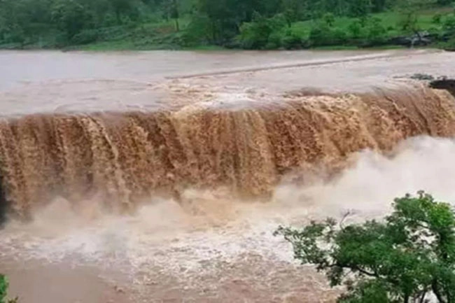 ગુજરાતના અનેક વિસ્તારોમાં વરસાદ, Gira Dhodh પ્રવાસીઓ માટે બંધ કરાયો