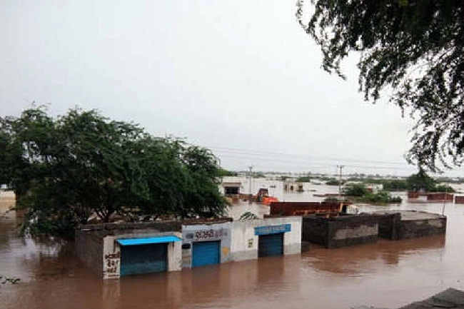 Gujarat - ભારે વરસાદથી પૂર જેવી હાલત...બંધ થયા શાળા કોલેજ