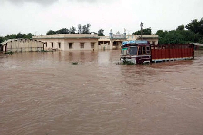 मानसून अपडेट! देश के कई हिस्सों में बाढ़, गुजरात में हाई अलर्ट - Mansoon update: flood in many states, gujrat on high alert