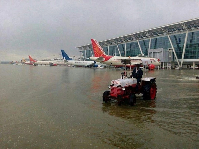 Photo આ અમદાવાદનું એરપોર્ટ છે કે તળાવમાં બનેલુ Airport..!! ભારે વરસાદથી અમદાવાદ Airportનો રનવે ડેમેજ