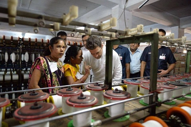 રાહુલ ગાંધીએ સુરતમાં ટેક્સટાઈલ યુનિટની મુલાકાત દરમિયાન કારીગરો સાથે મુલાકાત કરી