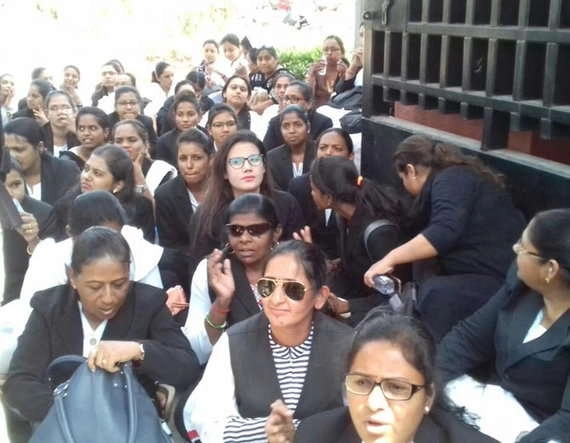વડોદરા કોર્ટમાં મહિલા વકિલો અને પોલીસ વચ્ચે ઘર્ષણ, અચોક્કસ મુદતના ઉપવાસ