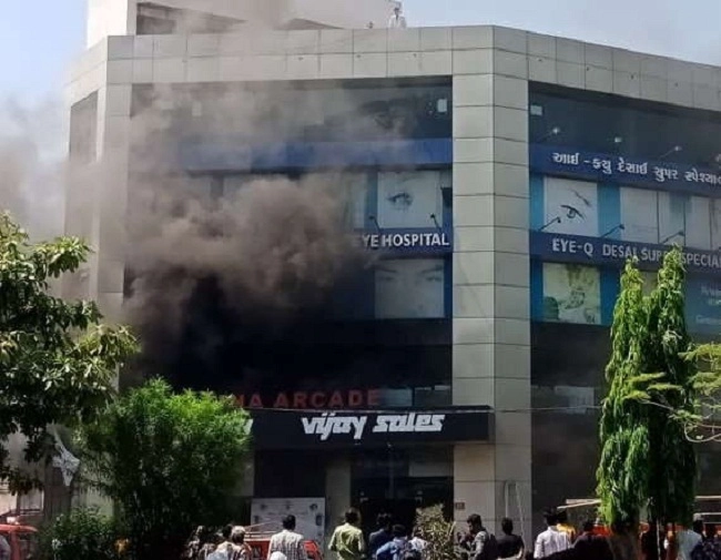 Surat News - સુરતમાં શોરૂમમાં અચાનક આગ લાગી, સેક્ન્ડ ફ્લોર પર ફસાયેલા સ્ટાફને રેસ્ક્યુ કરાયો
