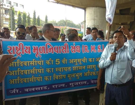 Rajkot SC/ST ACT -  ગુજરાતમાં દલિતોનો ઉગ્ર વિરોધ, રાજકોટમાં પોલીસવાનના કાચ ફોડ્યા, વિપક્ષી નેતાની અટકાયત