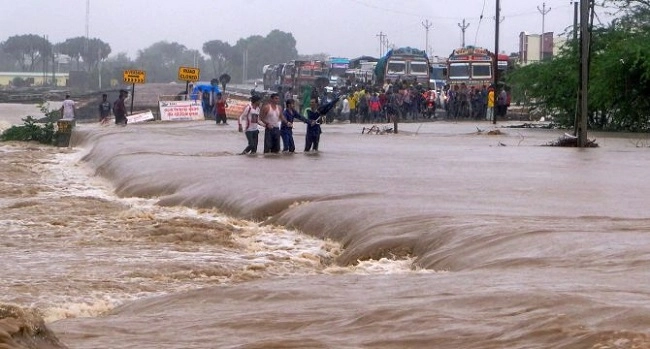 ગુજરાતમાં વરસાદને કારણે મુશ્કેલી, અત્યાર સુધીમાં ૨૯ લોકોના મૃત્યુ