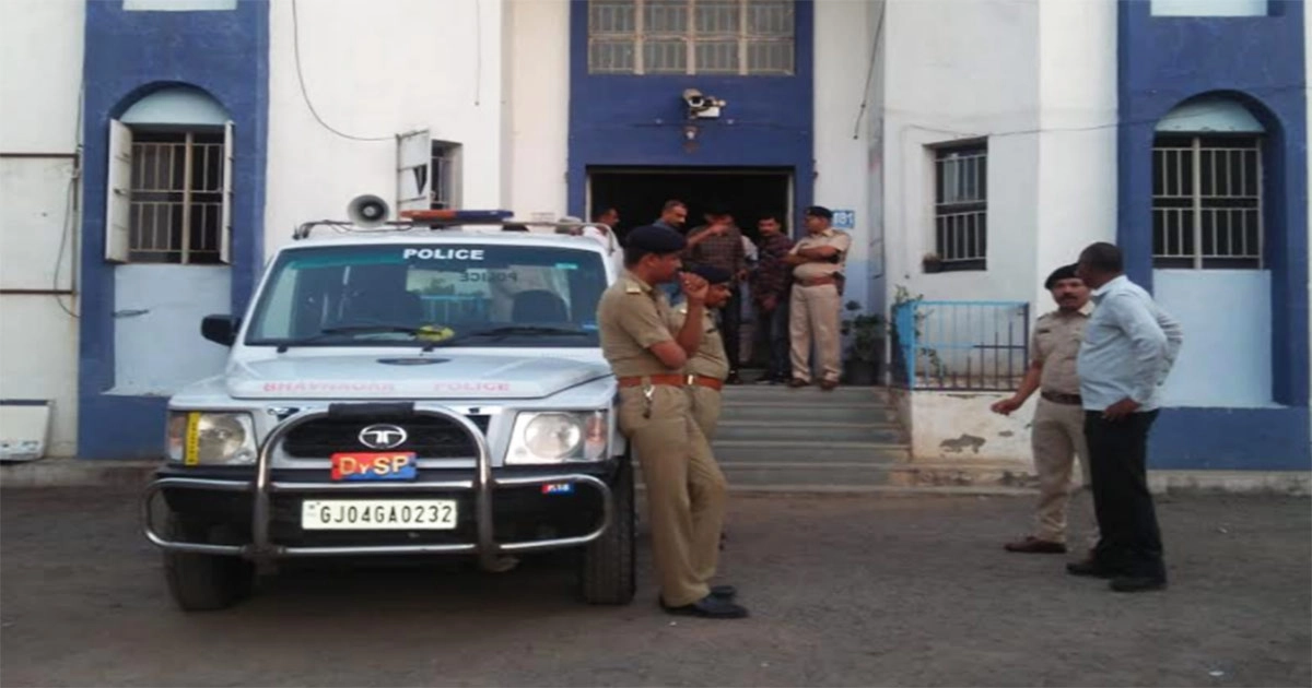 ગુજરાતમાં જબરદસ્ત દારબંઘીઃ બુટલેગરના ત્રાસથી યુવકે સિહોર પોલીસ મથકમાં કર્યું આત્મવિલોપન