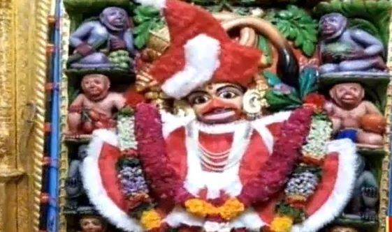સારંગપુર હનુમાનજીને શાંતાક્લોઝના વાઘા પહેરાવતા હોબાળો