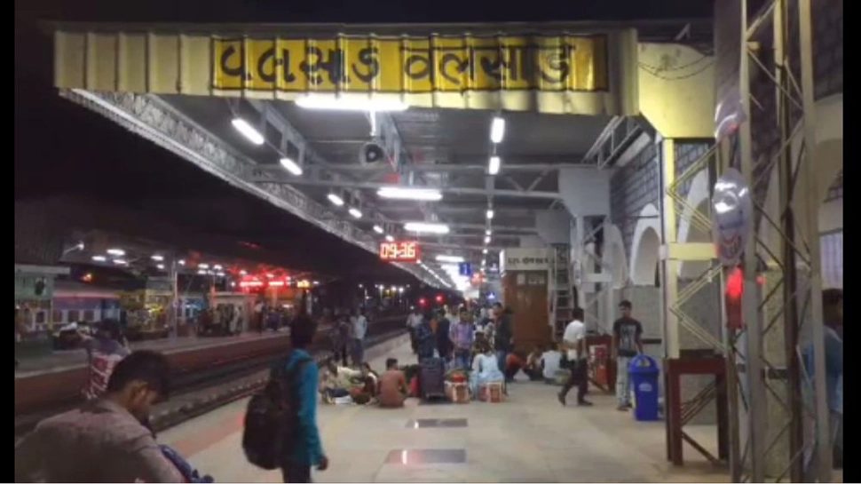 ફાની વાવાઝોડાની ગુજરાતની આ ટ્રેનને થઈ સીધી અસર, સ્ટેશન પર મુસાફરો અટવાયા