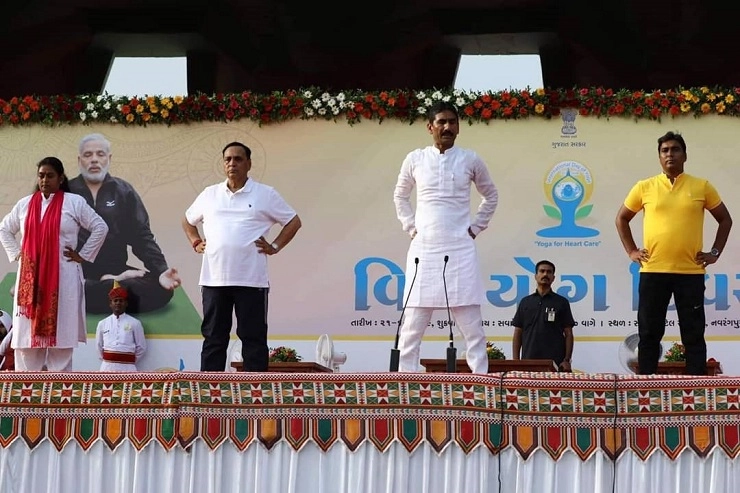 Yoga Day - મુખ્યમંત્રી રૂપાણી સહિત ગુજરાતમાં અનેક લોકોએ કર્યા યોગ.. જુઓ ફોટા