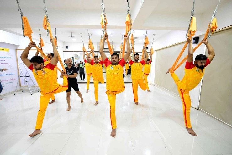 ગુજરાત જાયન્ટ્સના ખેલાડીઓએ અમદાવાદમાં કર્યા એરિયલ યોગા