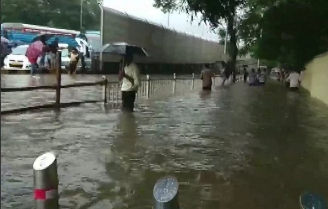 મુંબઈમાં આજે ફરી ભારે વરસાદની ચેતાવણી, 4 ટ્રેન રદ્દ અને 5 ને કરી ડાયવર્ટ