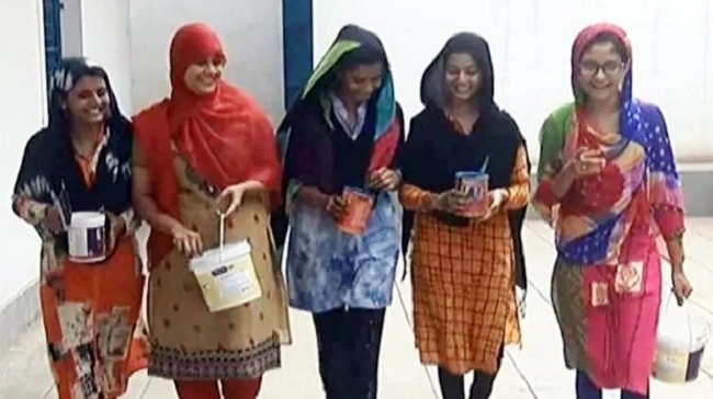 હાથમાં બ્રશ લઇને કામ કરવા નીકળી પડી ગુજરાતની આ મુસ્લિમ છોકરીઓ