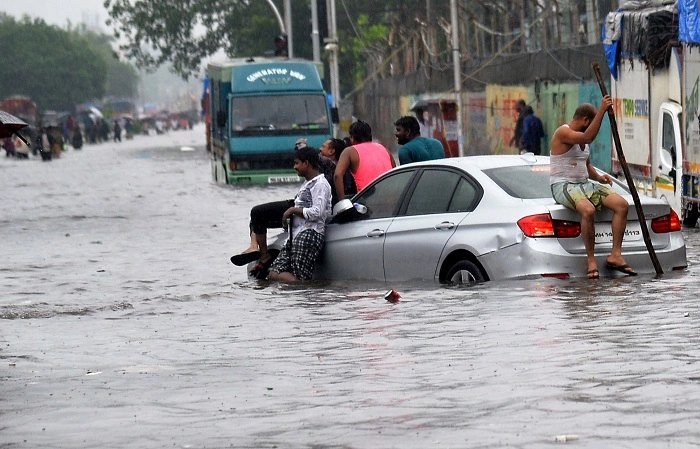 Photo - ભારે વરસાદથી મુંબઈ બેહાલ, ચાર દિવસમા જ દિલ્હીના એક વર્ષ જેટલો વરસાદ
