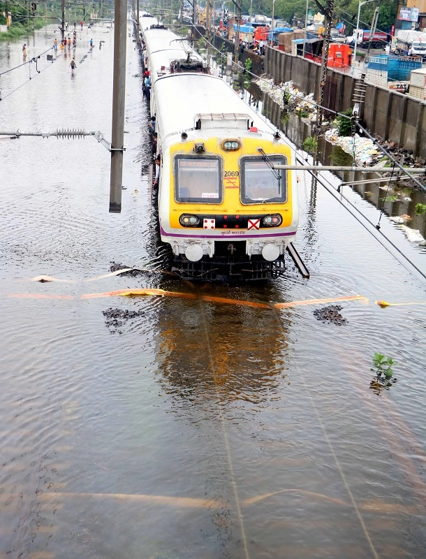 મુંબઈમાં ભારે વરસાદ, લોકલની રફ્તાર રોકાઈ, શાળા બંદ