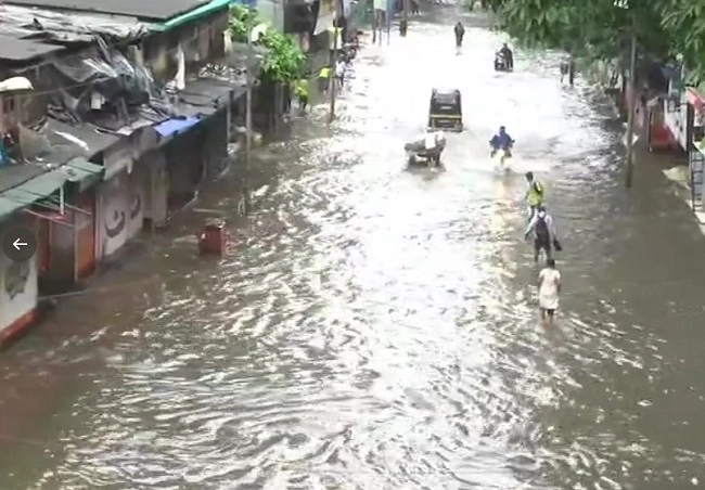 Mumbai Rain Photo - મુંબઈમાં આફતનો વરસાદ, ટ્રેનમાં ફસાયેલા 700  મુસાફરોને ટ્રેનમાંથી બહાર કાઢીને સુરક્ષિત સ્થાન પર પહોંચાડ્યા