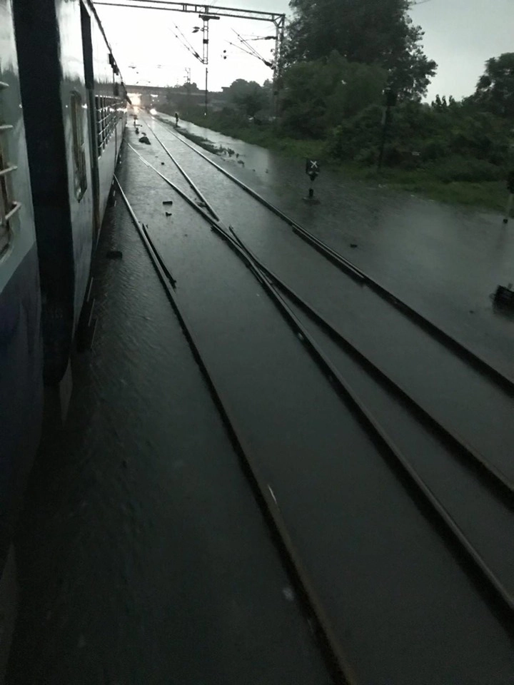 ભારે વરસાદના કારણે ગુજરાતને જોડતો રેલ વ્યવહાર ખોરવાયો : જાણો રદ થયેલી ટ્રેન નું લીસ્ટ