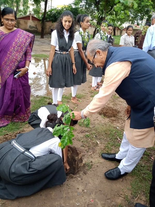 વિદ્યાર્થીઓ દ્વારા મહાત્મા ગાંધીજીને અનોખી સ્મરણાંજલિ, ૧.૫ કરોડ રોપાઓનું કર્યું વૃક્ષારોપણ