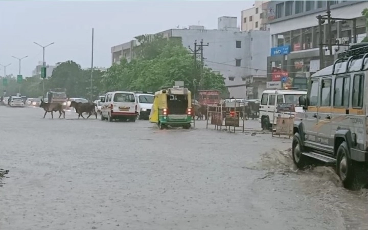 ગુજરાતમાં મનમુકીને વરસી રહ્યો છે વરસાદ, 4 દિવસ અતિભારે વરસાદની આગાહી