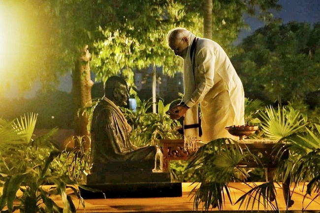 પીએમ મોદીએ પૂજ્ય બાપુના રેતશિલ્પને ચશ્મા દ્વારા અર્પી શ્રદ્ધાંજલિ