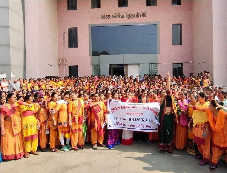 ગુજરાતમાં મહિલાઓ વિવિધ માંગણીઓ સાથે હજારોની સંખ્યામાં રોડ પર ઉતરી આવી