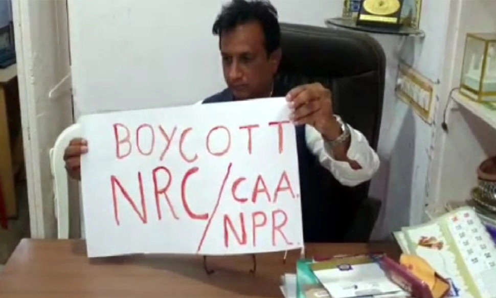 Boycott NRC CAA- ગુજરાતના આ ધારાસભ્ય લોહીથી લખેલું પોસ્ટર લઈને પહોંચ્યા વિધાનસભા