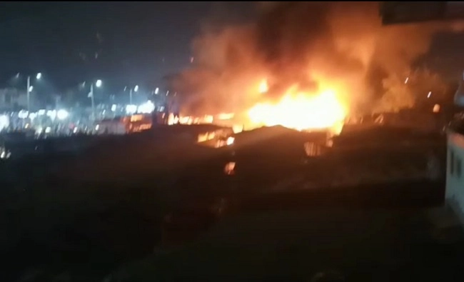 બાપુનગર ભીડભંજન માર્કેટમાં અચાનક લાગી આગ, સંખ્યાબંધ દુકાનો આગની લપેટમાં