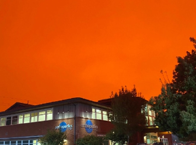Oregon Wildfire: લાલ થયુ આકાશ,  લોકો બોલ્યા દુનિયા ખતમ થવા જઈ રહી છે