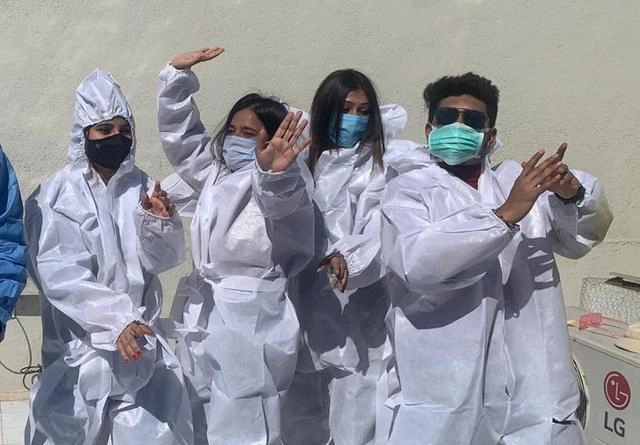 રાજકોટમાં યુવાનોએ અનોખી રીતે કરી ઉત્તરાયણની ઉજવણીઃ PPE કીટ પહેરીને ચગાવી પતંગ