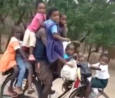 Viral Video - એક સાઈકલ પર બેસાડ્યા નવ બાળકો !!
