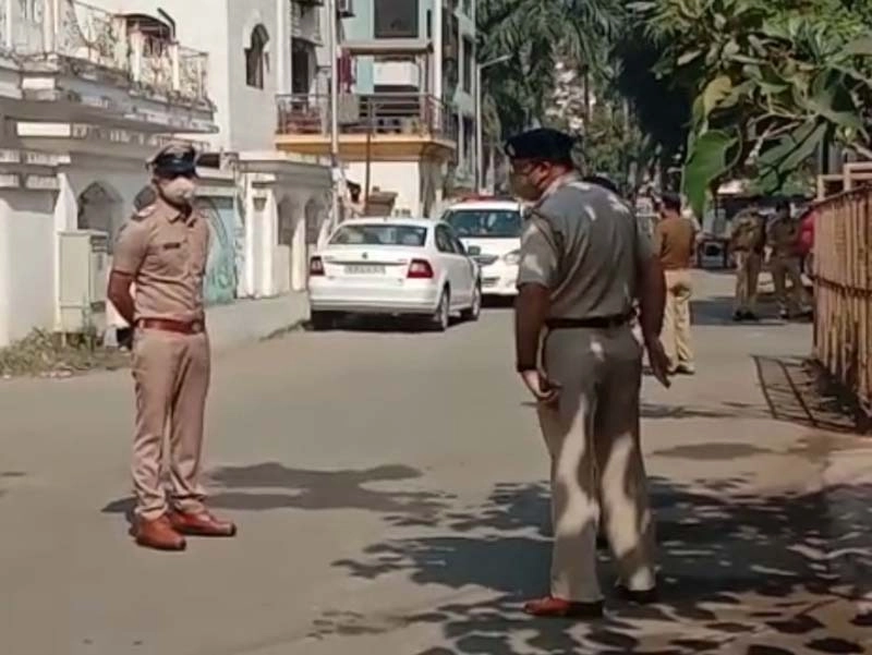 UP પોલીસ - માસ્ક ન પહેરતા યુવકના હાથ-પગમાં ખીલ્લીઓ ઠોકી