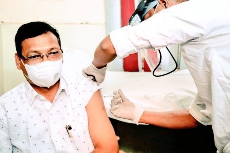 કોરોના કહેર: ગુજરાતના મંત્રી ઈશ્વર પટેલ કોવિડ પૉજિટિવ, કોવિડની પહેલી રસી 13 માર્ચે લગાવાઈ હતી