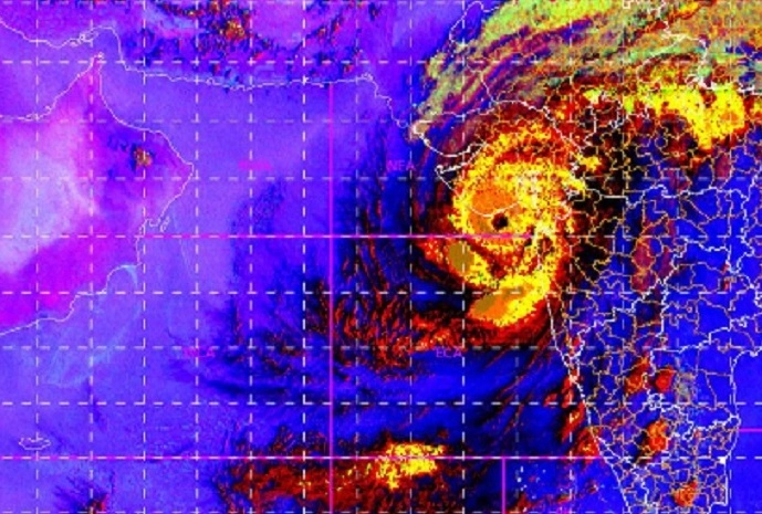Cyclone Tauktae LIVE Updates:ભારે પવનને પગલે સોમનાથ હાઇવે પર વાહનવ્યવહાર બંધ , 100 કિલોમીટરની ઝડપે પવન ફૂંકાઇ રહ્યો છે
