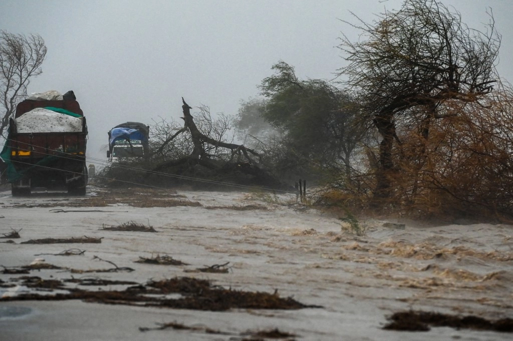 Gulab Cyclone - આગામી 24 કલાકમાં 40થી 60 કિ.મી. ગતિના પવન સાથે ભારે વરસાદની શક્યતા, 28થી 30 સપ્ટેમ્બર સુધી અતિભારે વરસાદ પડશે