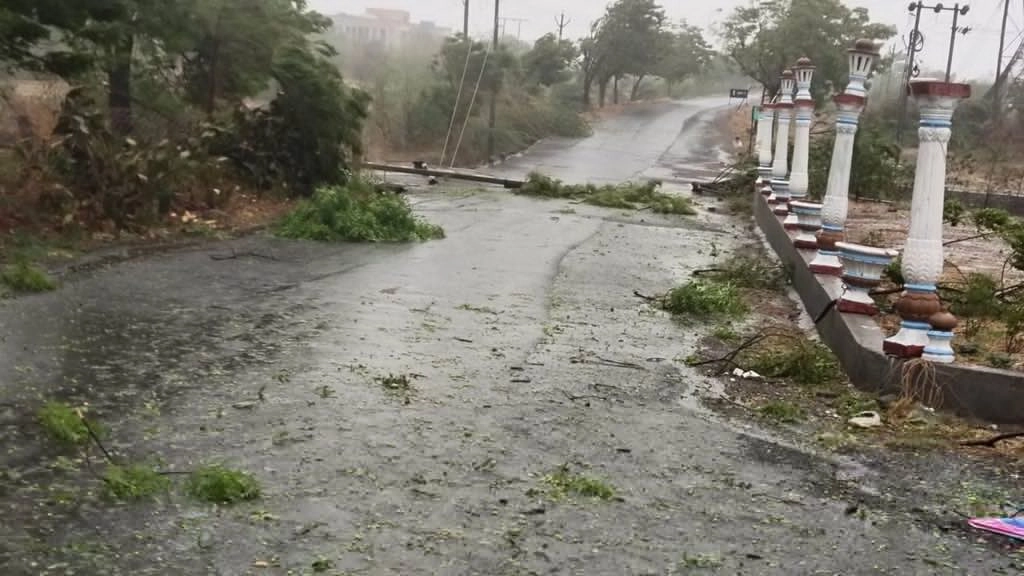 શાહીન વાવાઝોડાને IMDએ અલર્ટ જાહેર કર્યું છે, ગુજરાત સહિતનાં રાજ્યોમાં ત્રણ દિવસ સુધી ભારે વરસાદની આગાહી કરવામાં આવી છે.