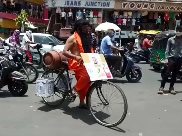 વડોદરામાં સામાજિક કાર્યકરે 'બાબા રામદેવ'નો વેશ ધારણ કરી કમરતોડ મોંઘવારીના વિરોધમાં સાઇકલ યાત્રા કાઢી