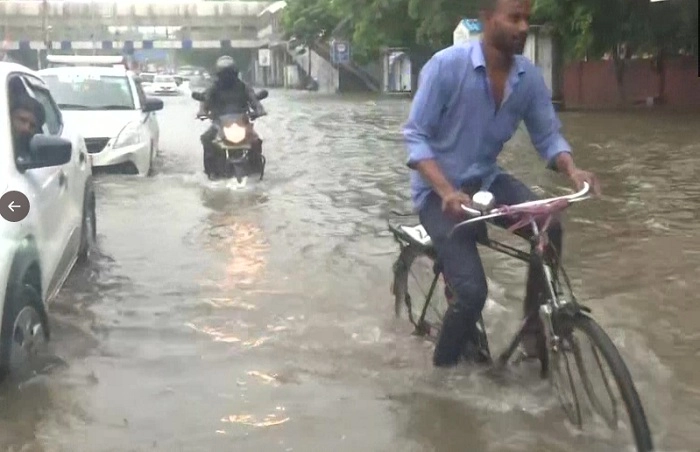 દિલ્હીમાં  રેકોર્ડ  વરસાદથી  નાળાઓ રસ્તાઓ થયા block