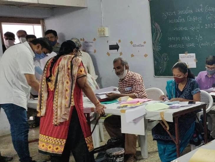 આજે ગુજરાત શિક્ષણ બોર્ડની ચૂંટણીમાં 7 બેઠકો પર 24 ઉમેદવારો વચ્ચે રસાકસી ભર્યો જંગ