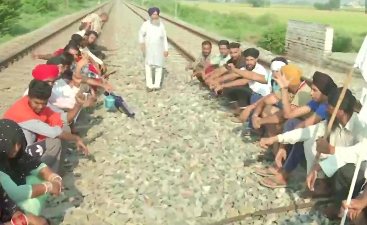 ખેડૂતોના ભારત બંધથી જામ થયુ દિલ્હી-મેરઠ એક્સપ્રેસવે, અહી ટ્રેનો પણ થંભી, જાણો કયો રૂટ છે ચાલુ