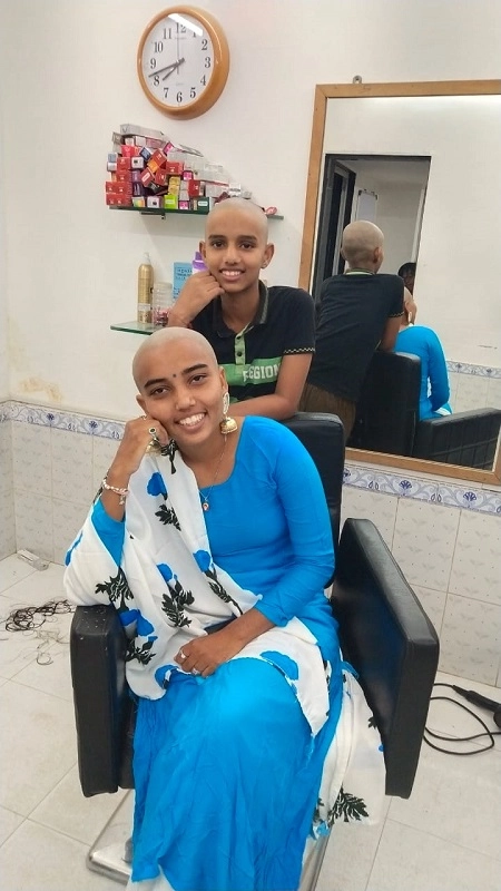 અમદાવાદમાં દાદાના અવસાન બાદ બે બહેનોને મુંડન કરાવી કેન્સર પીડિત દર્દીઓ માટે વાળનું દાન કર્યું