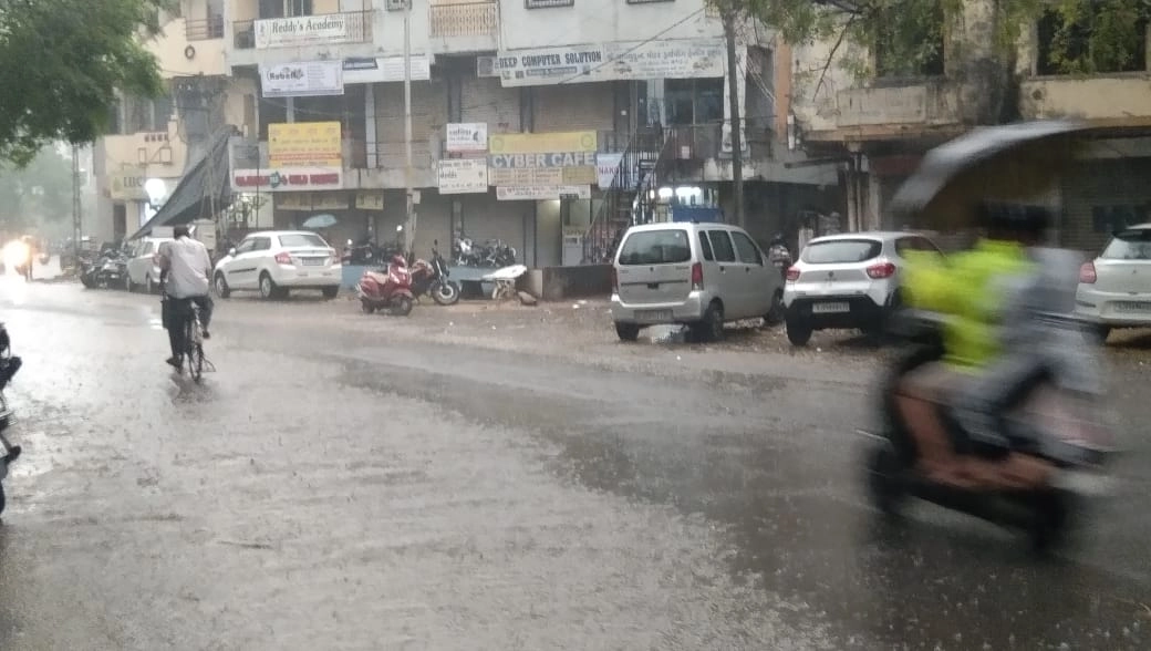 ગુજરાતમાં કમોસમી વરસાદ, મોડી રાત્રે અમદાવાદ સહિત રાજ્યના અનેક વિસ્તારોમાં ઠંડક પ્રસરી