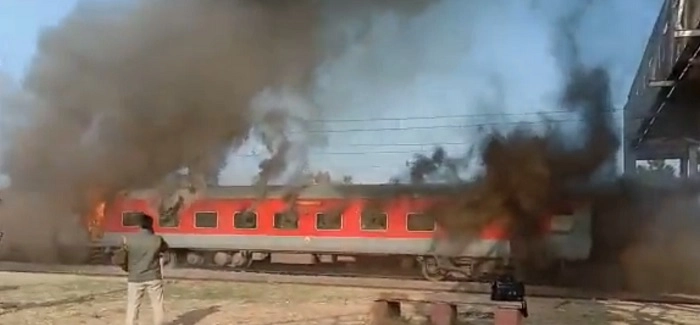 ઉઘમપુરથી છત્તીસગઢ જઈ રહેલી ટ્રેનના 4 કોચમાં લાગી આગ, મઘ્યપ્રદેશમાં મુરૈનાની પાસે થઈ દુર્ઘટના