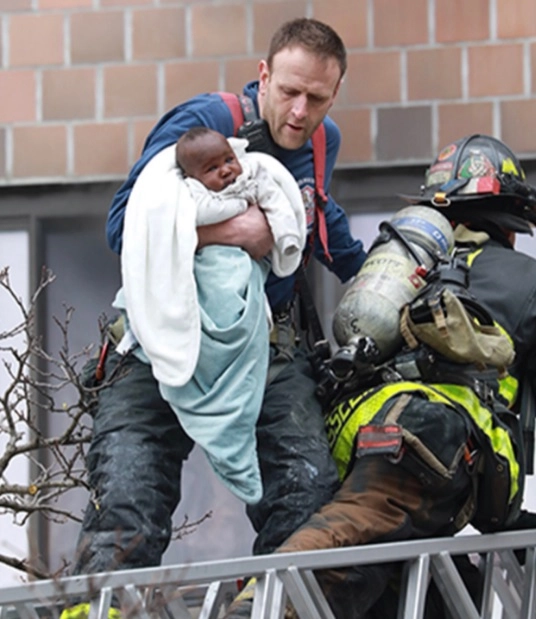 NewYork Fire news- હીટરથી લાગી આગમાં 19નું દર્દનાક મોત, બહુમાળી બિલ્ડીંગની બારીઓ તોડીને જીવ બચાવ્યો