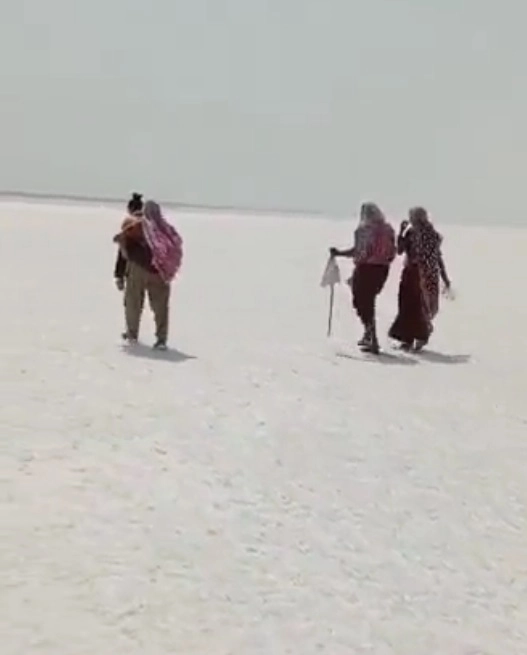 Video: કચ્છના રણમાં 5 કિલોમીટર વૃદ્ધને ખભા પર ઉચકીને ચાલી મહિલા સિપાહી